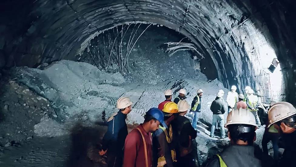 Hindistanda tunel çökdü: 9 işçi öldü, onlarla insan içəridə qaldı