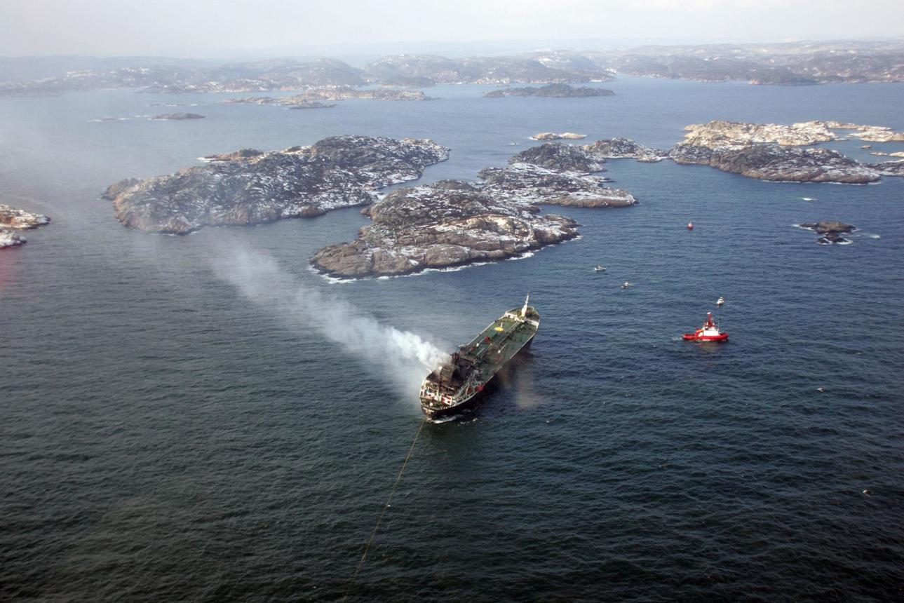Norveç sahillərində kimyəvi tanker alovlandı