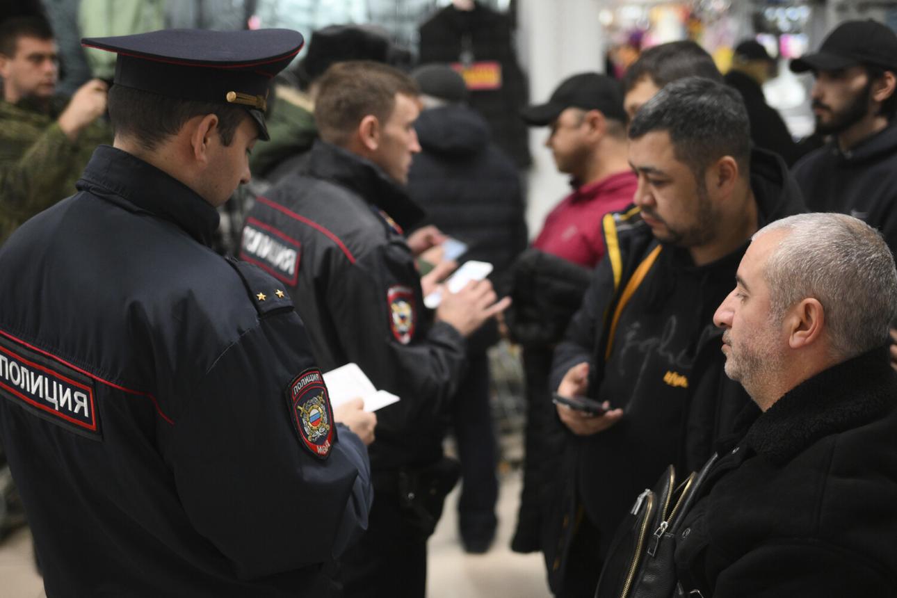 Rusiyada miqrantların deportasiya səbəbləri artırıldı: 45 maddə qüvvəyə mindi