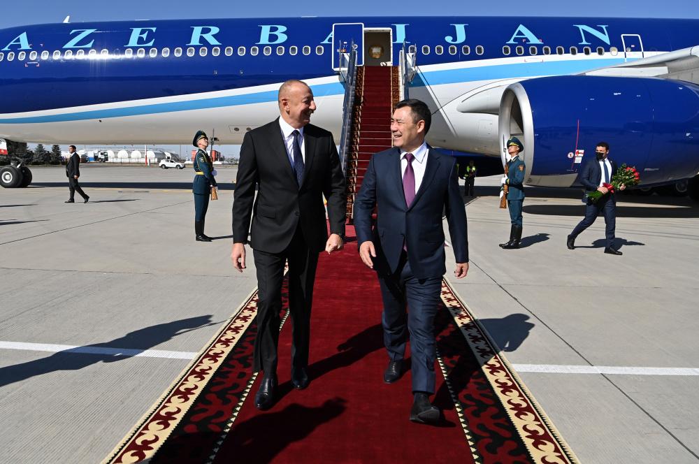 İlham Əliyev Qırğızıstanda rəsmi mərasimlə qarşılanıb